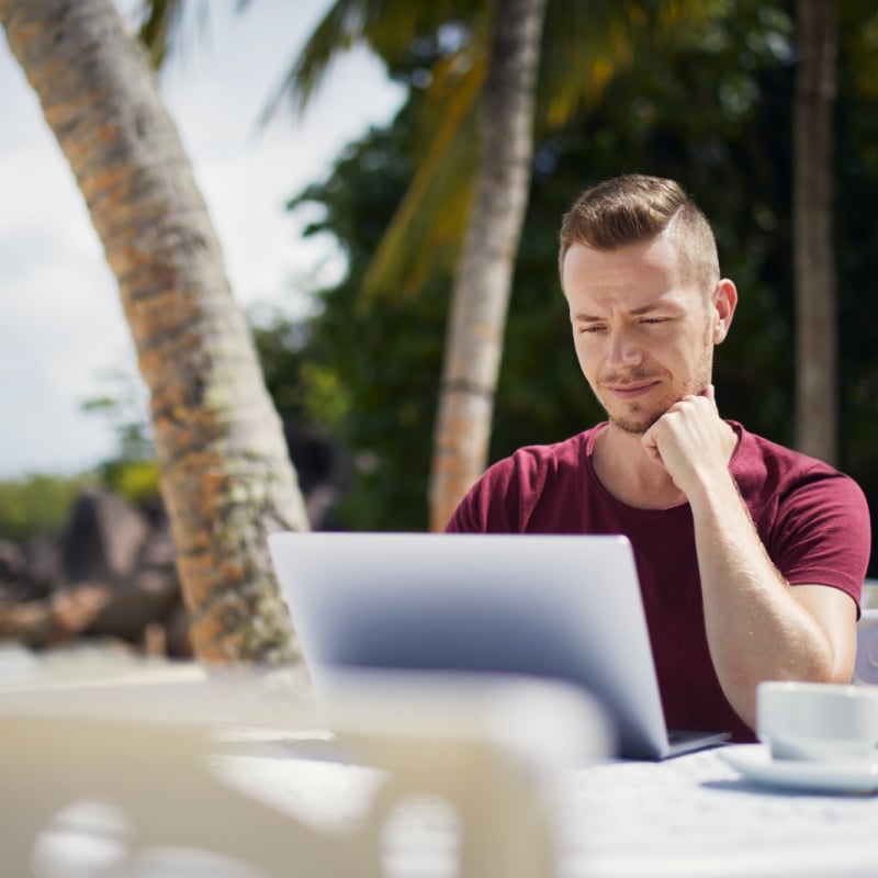 digital nomad works at the beach