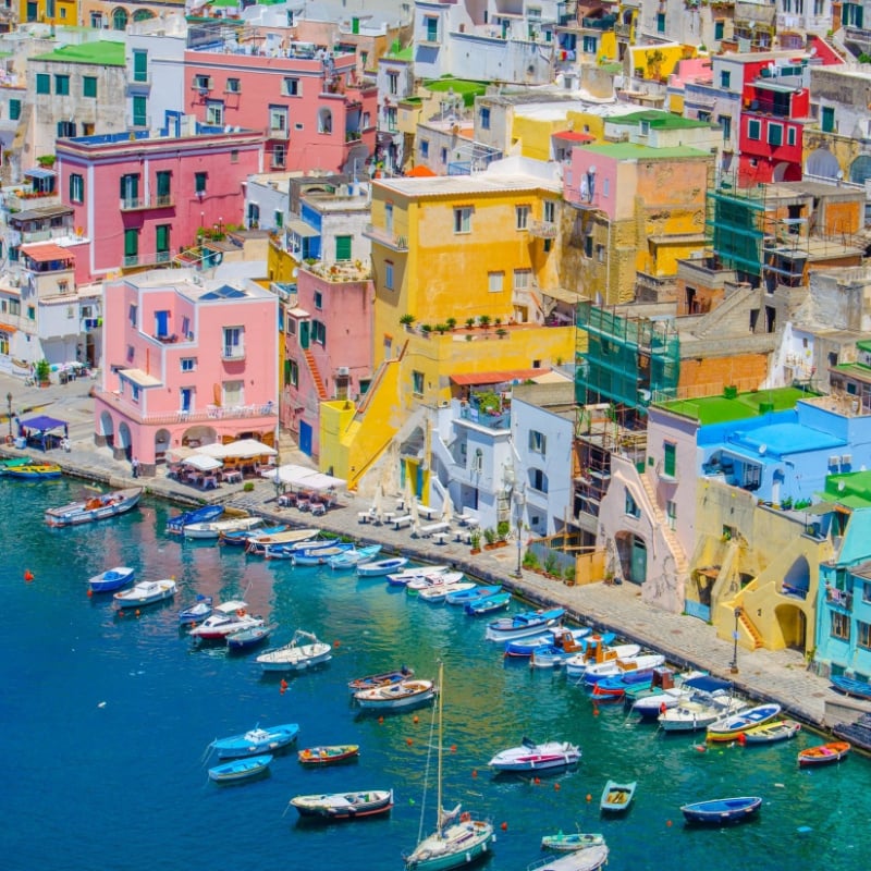 colorful buildings line the Amalfi Coast