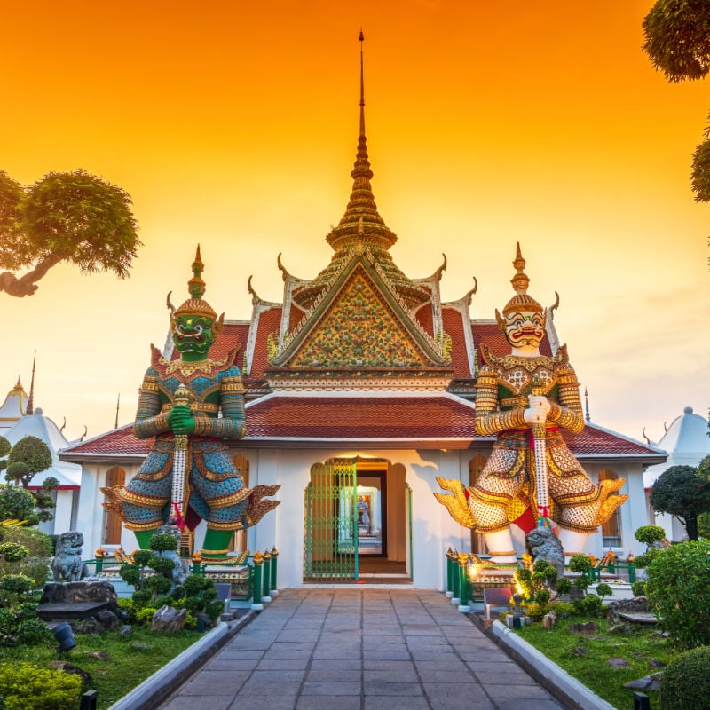 Wat-Arun-Temple-In-Bangkok-At-Sunset-Thailand