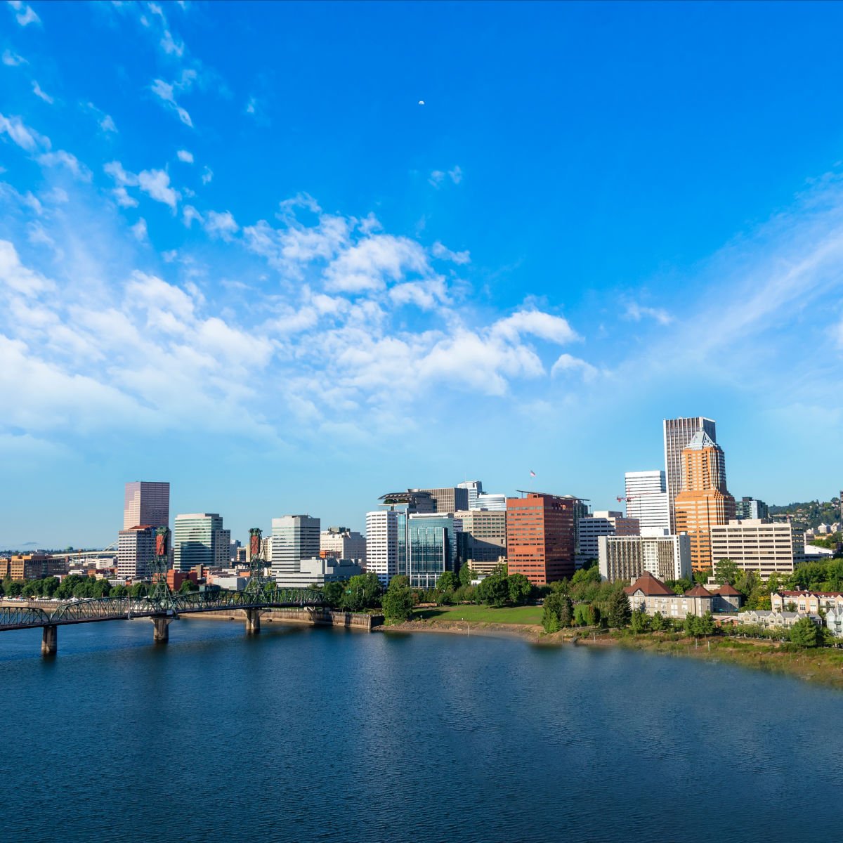 Willamette River and cityscape of Portland, Oregon on a beautiful clear day and clear sky