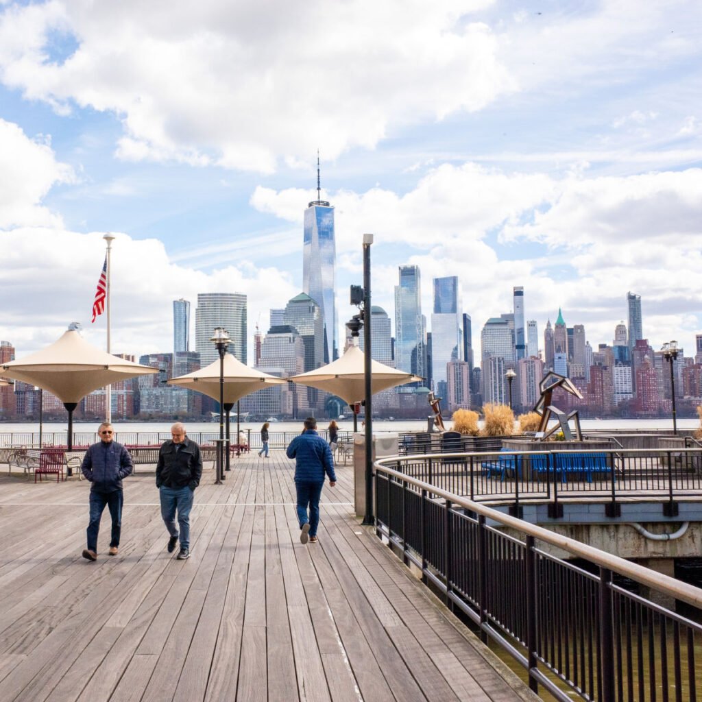 Jersey-City-boardwalk-overlooking-Manhattan-skyline