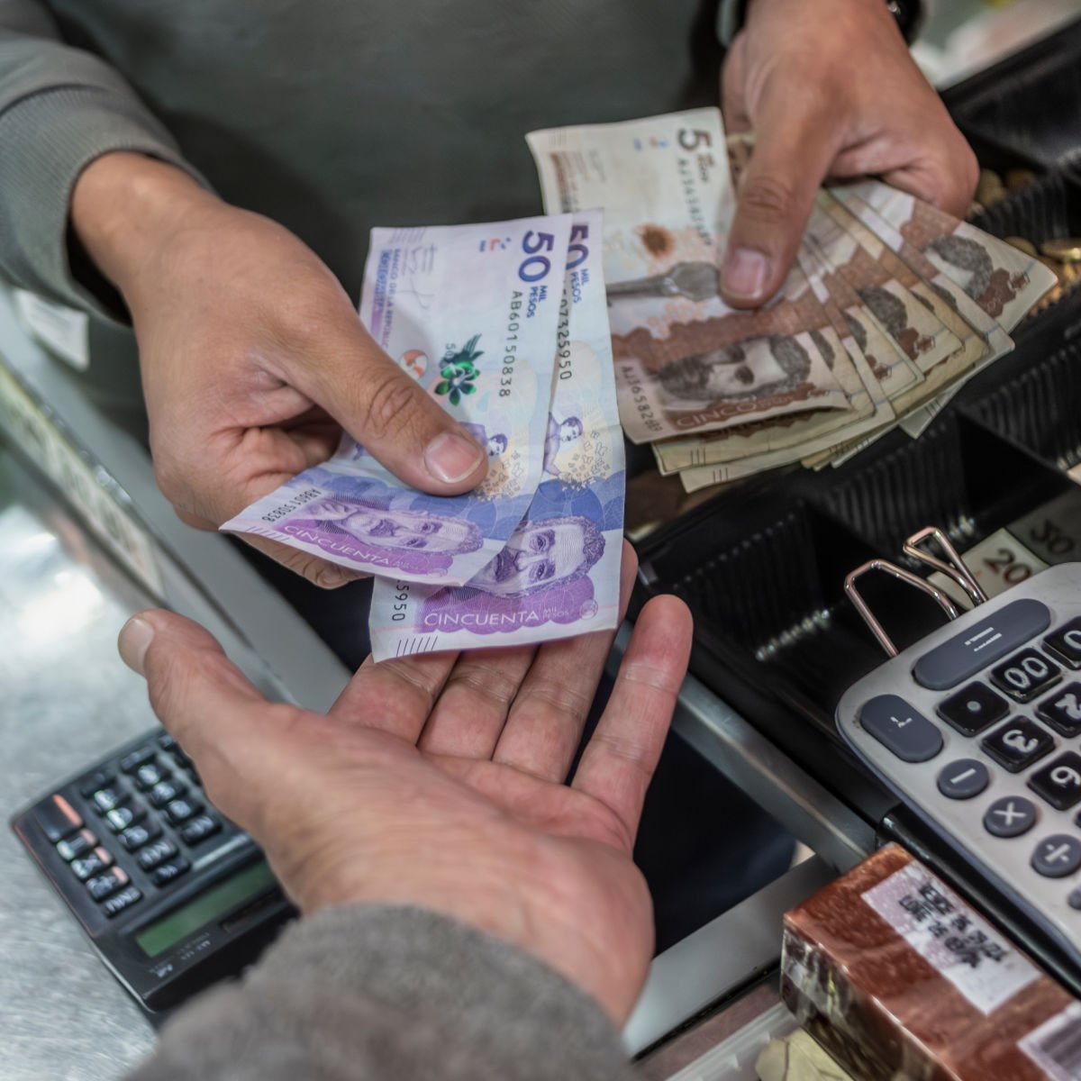 People exchanging Colombian money (Colombian Pesos)