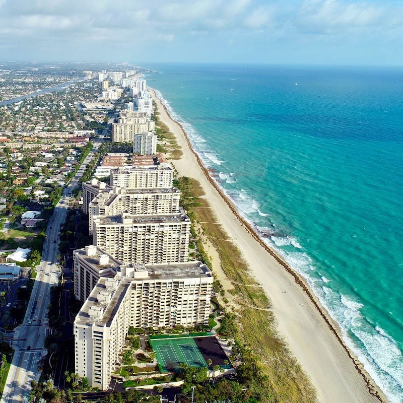 Aerial view of a beach in Fort Lauderdale, Florida