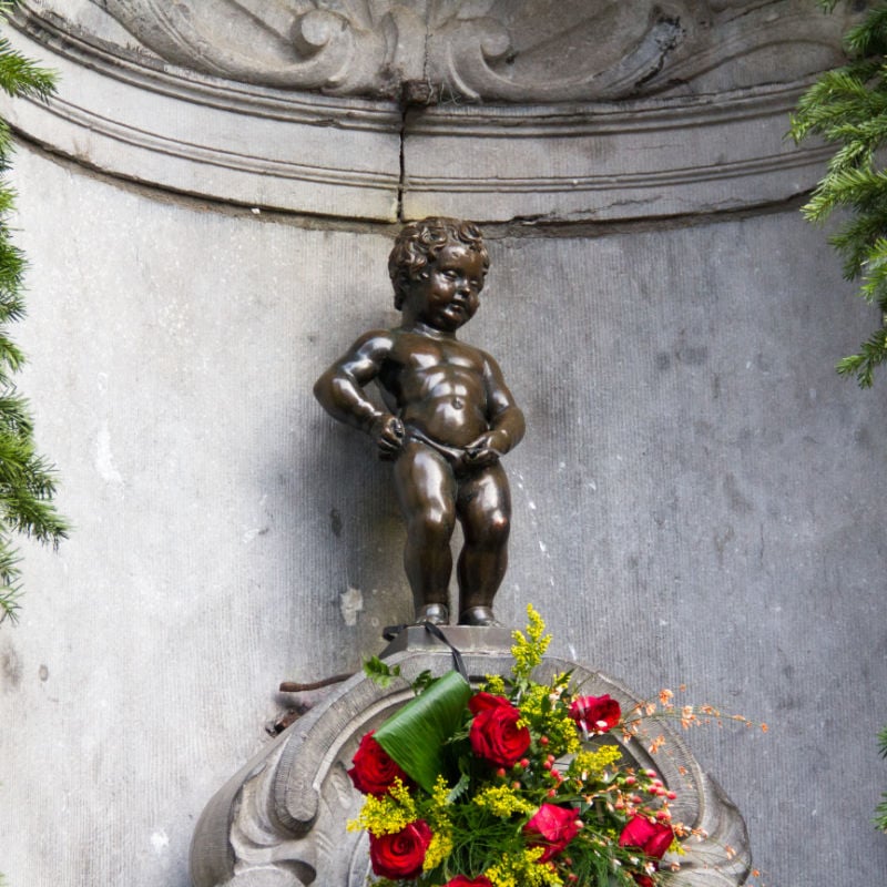 manneken pis statue