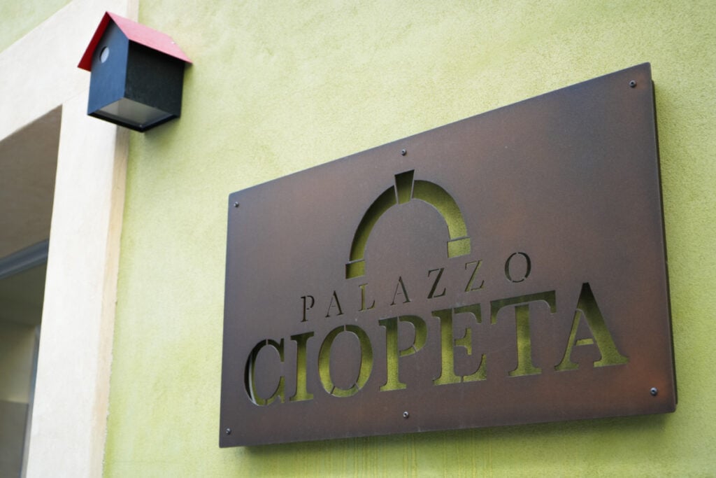 Sign at the entrance of Palazzo Ciopeta