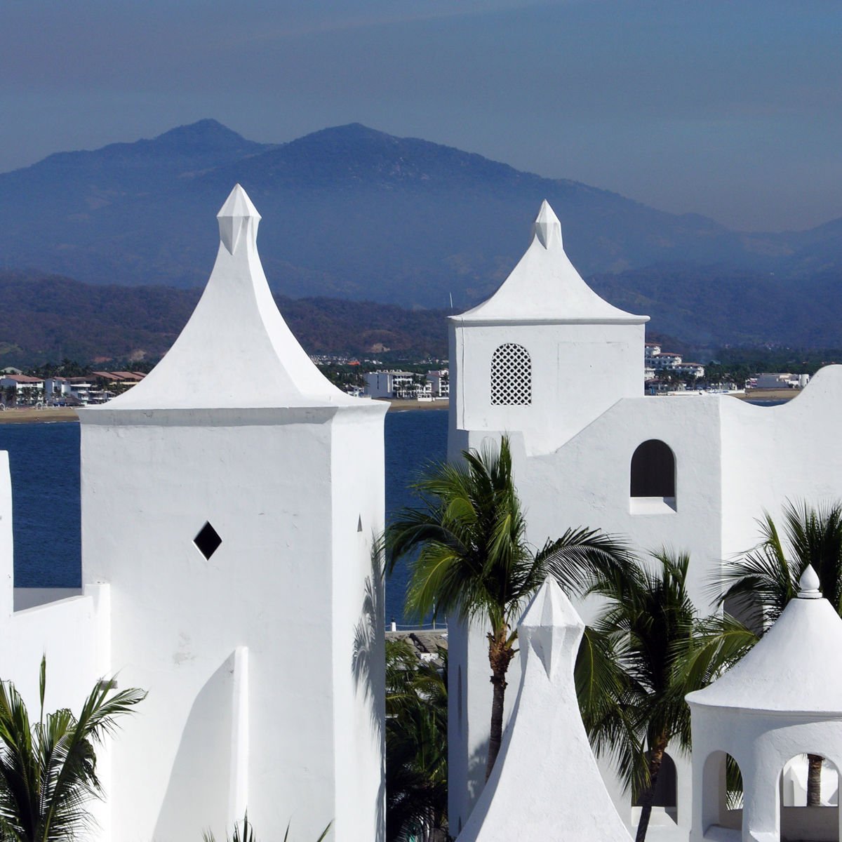 Whitewashed Santorini-esque building in Manzanillo