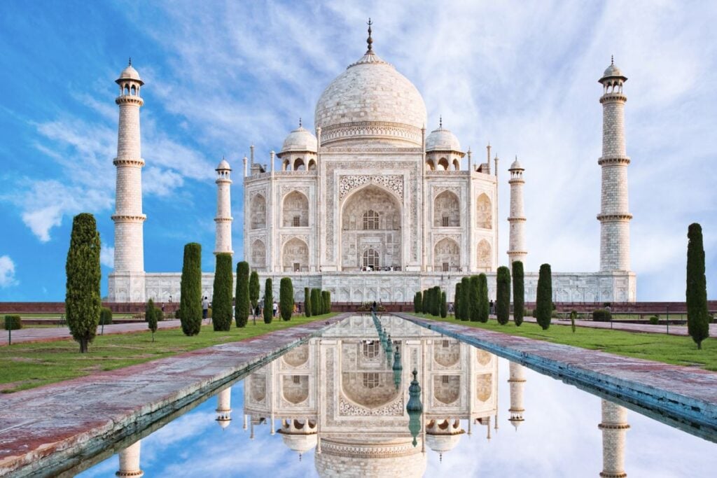 Taj Mahal in India bleu sky, reflection in water